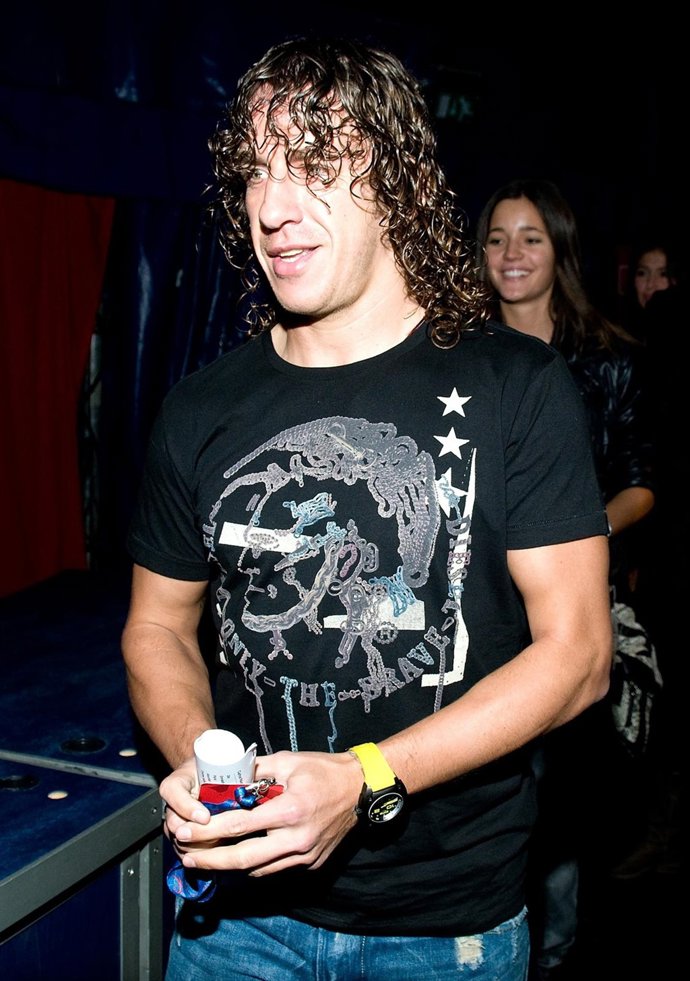 Gerard Piqué Andando Por La Calle