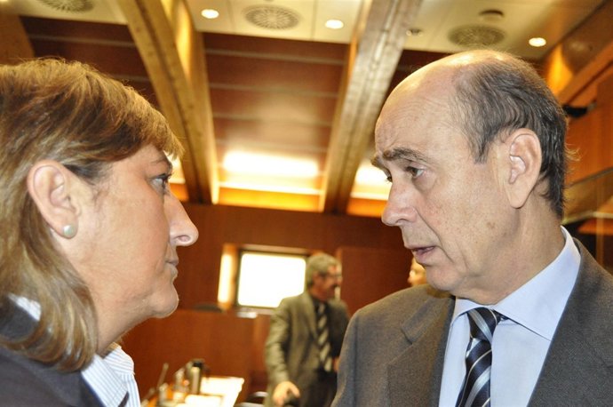 Fernández De Alarcón Charla Con Carmen Pobo En Las Cortes De Aragón
