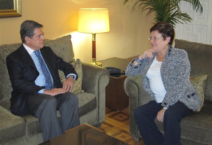 Imagen De La Reunión Entre Luisa Pastor Y Federico Trillo