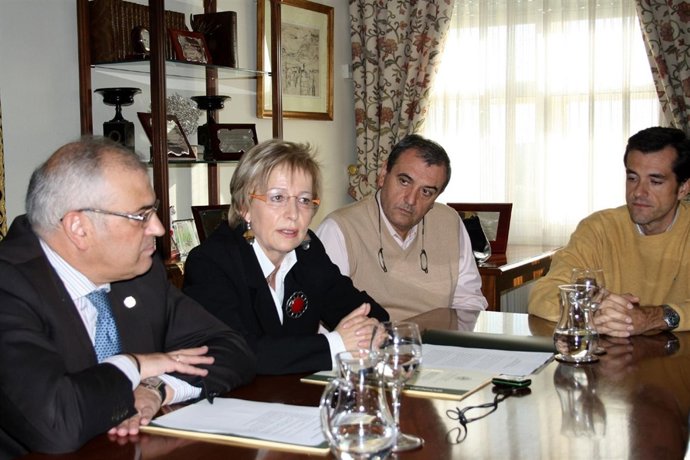 Manuel Parras Y Elena Víboras (Izquierda), Durante La Firma Del Convenio.