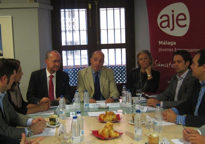 Francisco De La Torre Y Carolina España Se Reúnen Con La AJE