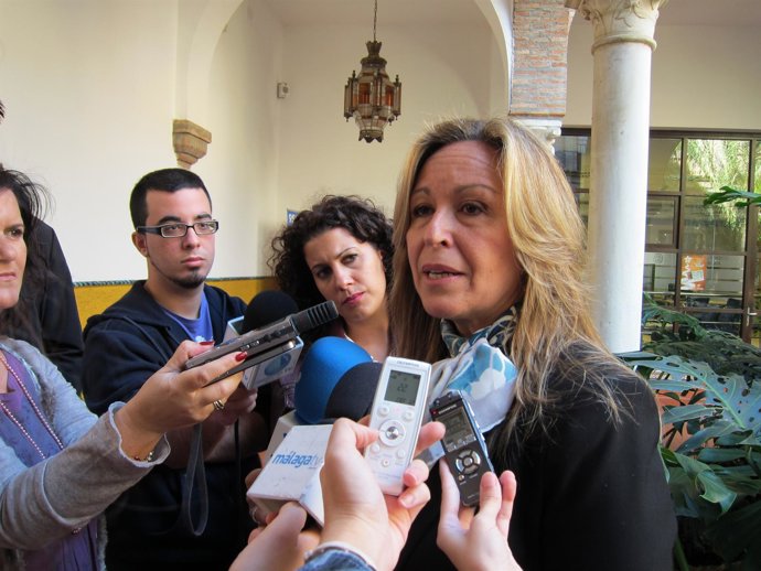 Trinidad Jiménez Atiende A Los Periodistas