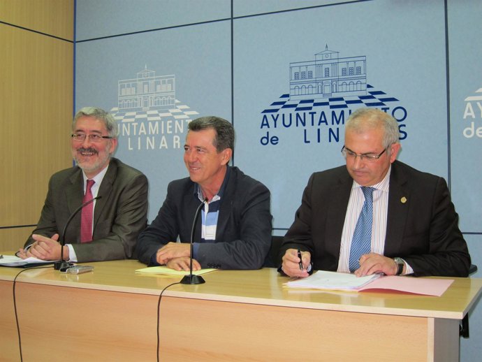 Ávila Junto Al Alcalde De Linares Y El Rector De La UJA
