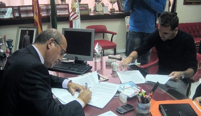 Fernando Navarro Firma Su Nuevo Contrato