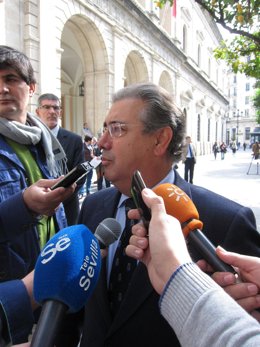 Zoido Habla Con Los Periodistas 