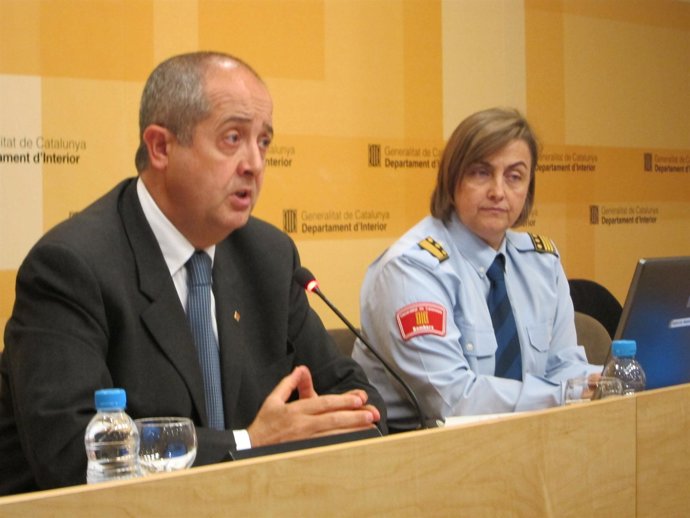 Felip Puig, Conseller De Interior, Y Anna Martí, Jefa De Bomberos