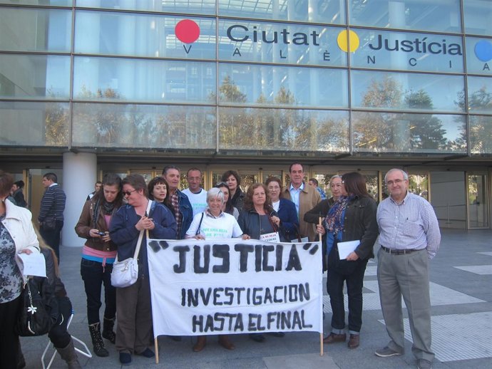 Concentración De 'Niños Robados' Ante La Ciudad De La Justicia