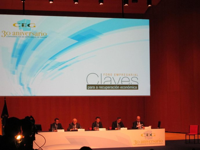 Feijóo, Rosell Y Fontenla En El Acto De Clausura Del Foro De La CEG