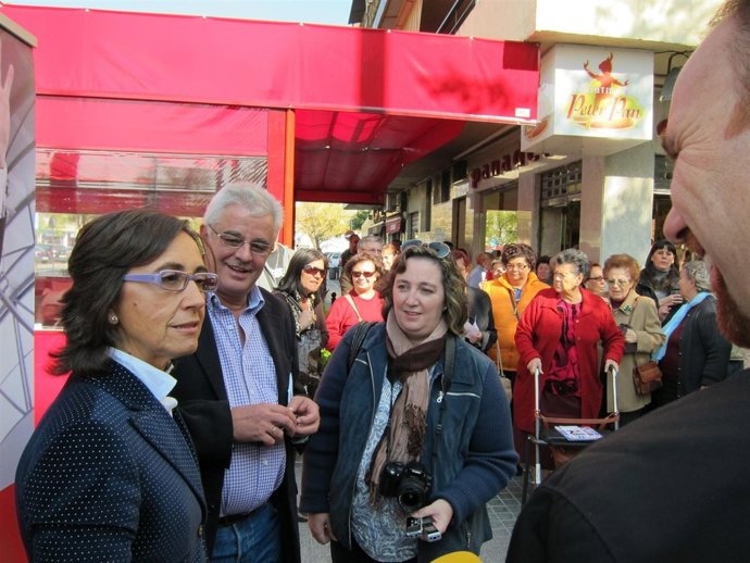 Aguilar Habla Con Los Periodistas Ante La Expectación De Los Vecinos Del Parque 