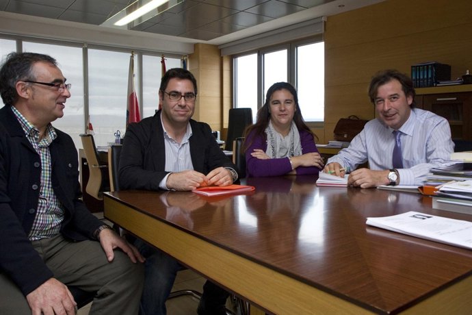 El Consejero De Obras Públicas Con La Alcaldesa De Cabezón