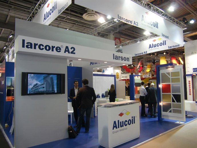 Expositor De La Empresa Alucoil En La Feria Batimat 2011, En París