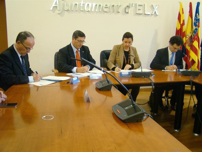 Tres Representantes De Las Tres Universidades De Elche, Junto A La Alcaldesa
