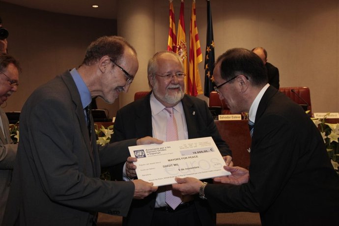 Entrega De Un Premio Al Alcalde De Hiroshima