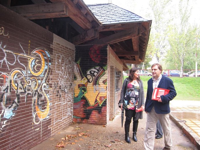Espinosa Y Ledesma (PP) En El Quiosco Del Parque Torre Ramona De Las Fuentes