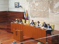 PSOE no logra que se inste la Junta a presentar ya los PGEx porque PP e IU exigen primero los datos del Gobierno