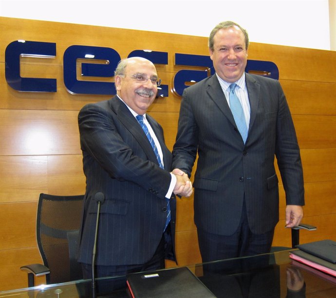 El Presidente De Cecale (Derecha) Y El Responsable De Banco Popular En Cyl