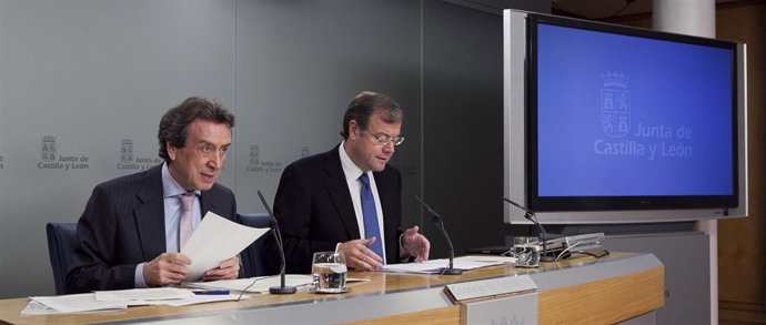 Los Consejeros De La Presidencia Y De Fomento Y Medio Ambiente Tras El Consejo