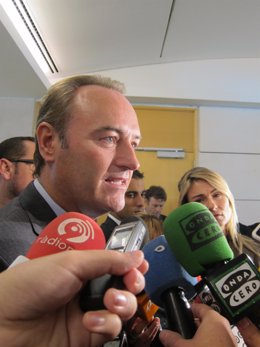 El Presidente De La Generalitat, Alberto Fabra, Atiende A Los Periodistas.