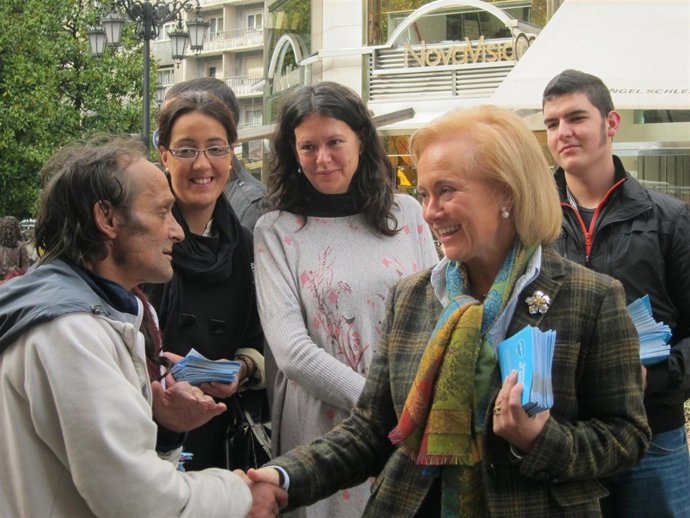 Mercedes Fernández (PP) Reparte Propaganda