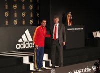 Fútbol/Selección.- Xavi recibe la 'Medalla de Oro' de la RFEF por su 'centenario'