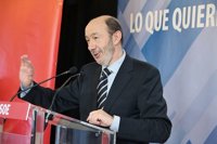 Rubalcaba presenta modelo energético: "Al PP le gusta más el uranio radiactivo, a nosotros el aire y el sol"