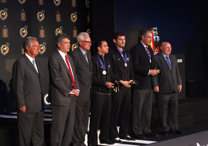 Entrega A Los Internacionales Españoles De La Gorra Y Medalla De La UEFA 