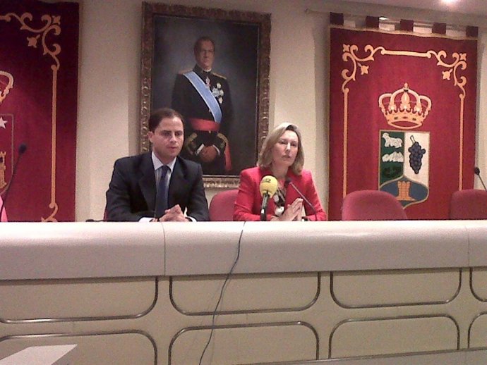 Amparo Valcarce En Rueda De Prensa Acompañada De Borja Cabezón