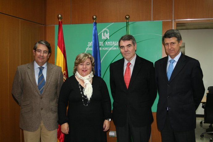 Reunión De Clara Aguilera Con El Consejo Rector De Faeca.