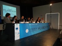 Artistas jóvenes y consagrados debaten la situación del arte jondo en un encuentro moderado por Manuel Curao
