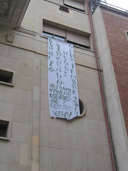 Pancarta Que Cuelga Del 'Okupado' Teatro Albéniz