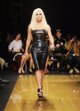 Donatella Versace en el desfile de Versace para H&