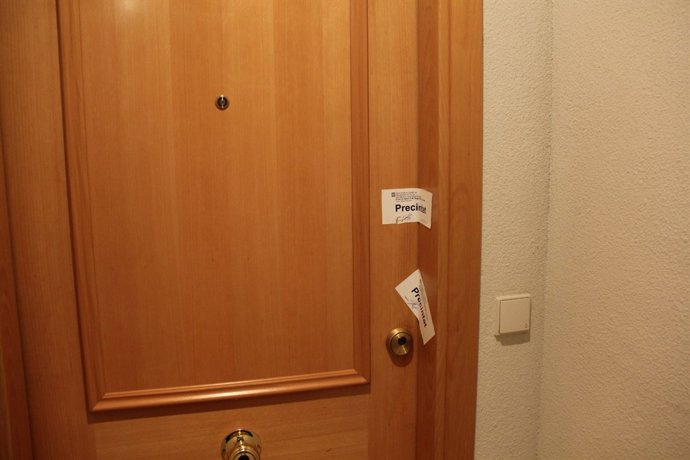 Puerta De La Vivienda Donde Se Ha Cometido El Crimen En Girona