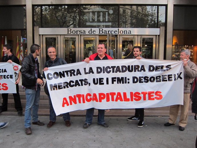Protesta De Anticapitalistas Ante La Bolsa De Barcelona