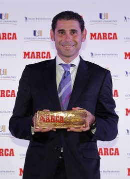 Fernando Hierro Recoge El Marca Leyenda