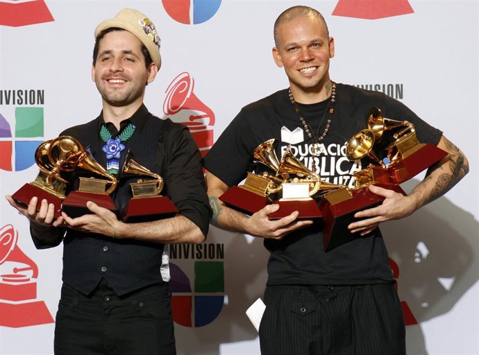 El Grupo Calle 13 Posando Con Sus Grammys
