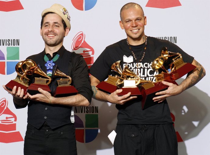 El Grupo Calle 13 Posando Con Sus Grammys