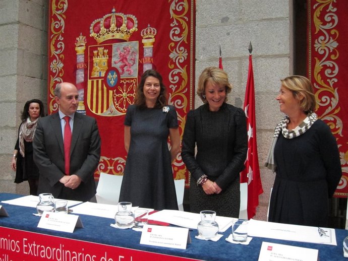 Esperanza Aguirre Entrega Los Premios Extraordinarios De Educación Secundaria