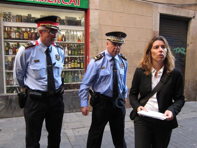 La Concejal De Ciutat Vella, Mercè Homs, Con Mandos Policiales