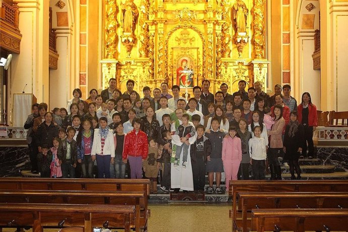 Comunidad Católica China En La Parroquia De San Valero De Valencia