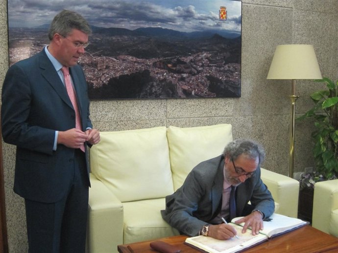 Chamizo Firma En El Libro Del Ayuntamiento En Presencia De Fernández De Moya.
