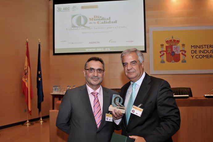 Antonio Cobo, Recibe El Premio De Manos Del Presidente De AEC