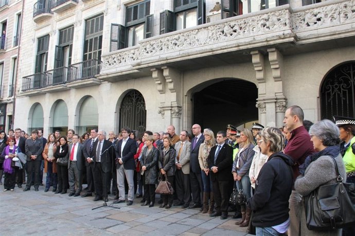 Minuto De Silencio Por El Parricidio De Girona