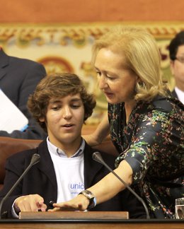 Fuensanta Coves Con Uno De Los Participantes En El Parlamento Infantil De Unicef