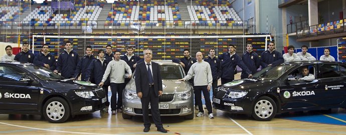 Posado De La Selección Española De Voleibol Con La Firma Patrocinadora Skoda En 