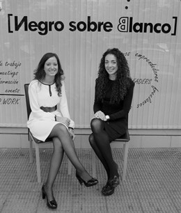 Paula Sáenz-Laguna (Iqda.) Y Patricia Sáenz (Dcha.), Negro Sobre Blanco