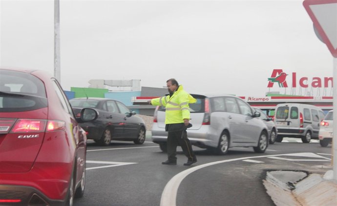 HOMBRE DIRIGE TRAFICO EN CC ABADIA