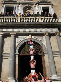 Los Xiquets De Tarragona Y El Conseller J.M.Pelegrí En La Diada Del Vino Novel