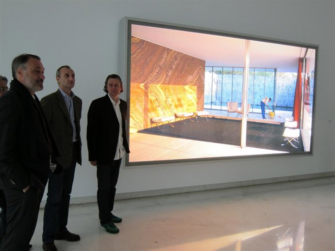 Jeff Wall Con Roberto Varela Y Von Hafe Al Lado De La Obra 'Morning Cleaning'