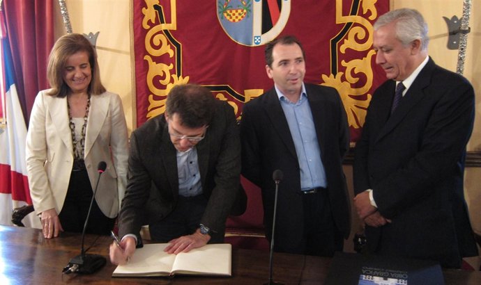 Núñez Feijóo Firma En El Libro De Honor Del Ayuntamiento De Almonte (Huelva)