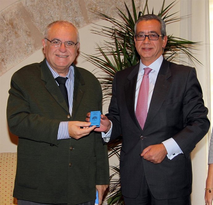 Cotino Recibe La Memoria Del CJC De Manos De Garrido Mayol